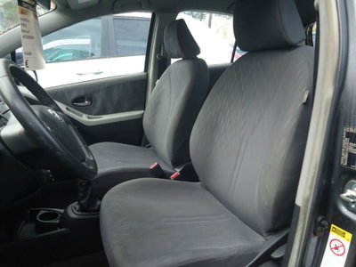 Toyota Yaris 1.3 5 porte Sol (6)