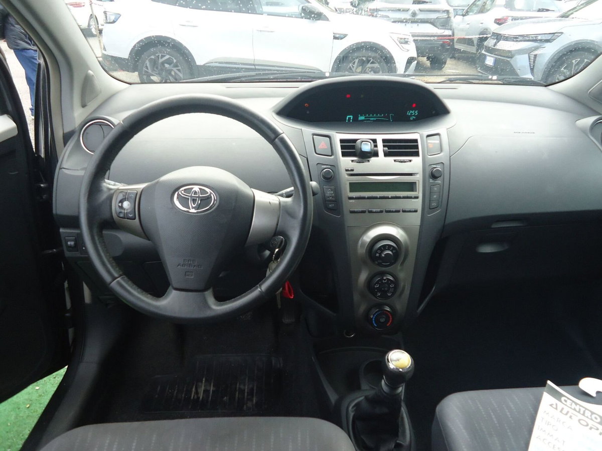 Toyota Yaris 1.3 5 porte Sol (7)