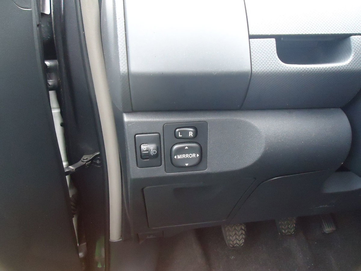 Toyota Yaris 1.3 5 porte Sol (9)