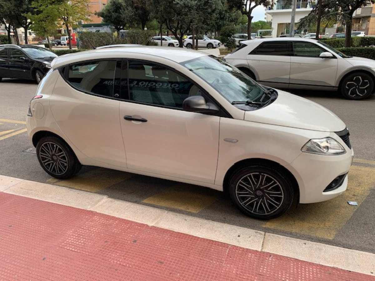 Lancia Ypsilon 1.2 69 CV 5 porte GPL Ecochic Elefantino Blu (2)