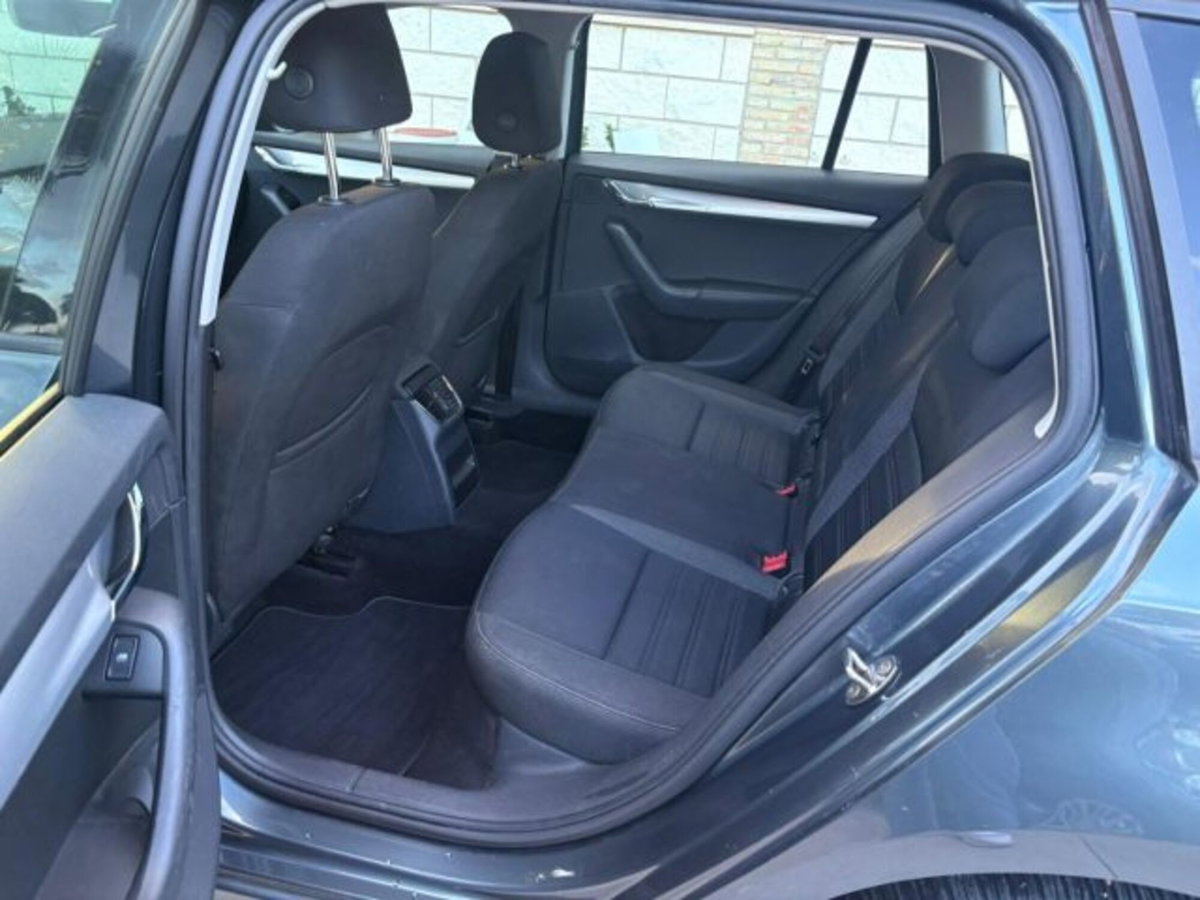 Skoda Octavia Station Wagon 1.6 TDI CR 115 CV Wagon Ambition (8)