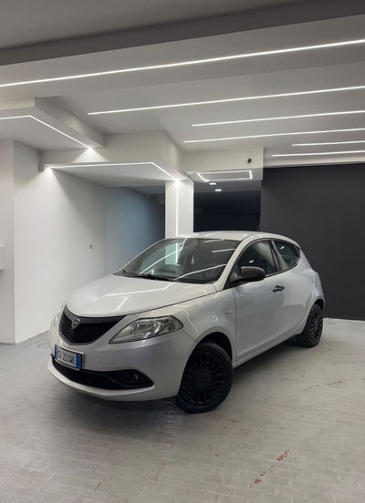 Lancia Ypsilon 1.0 FireFly 5 porte S&S Hybrid Ecochic Silver usata