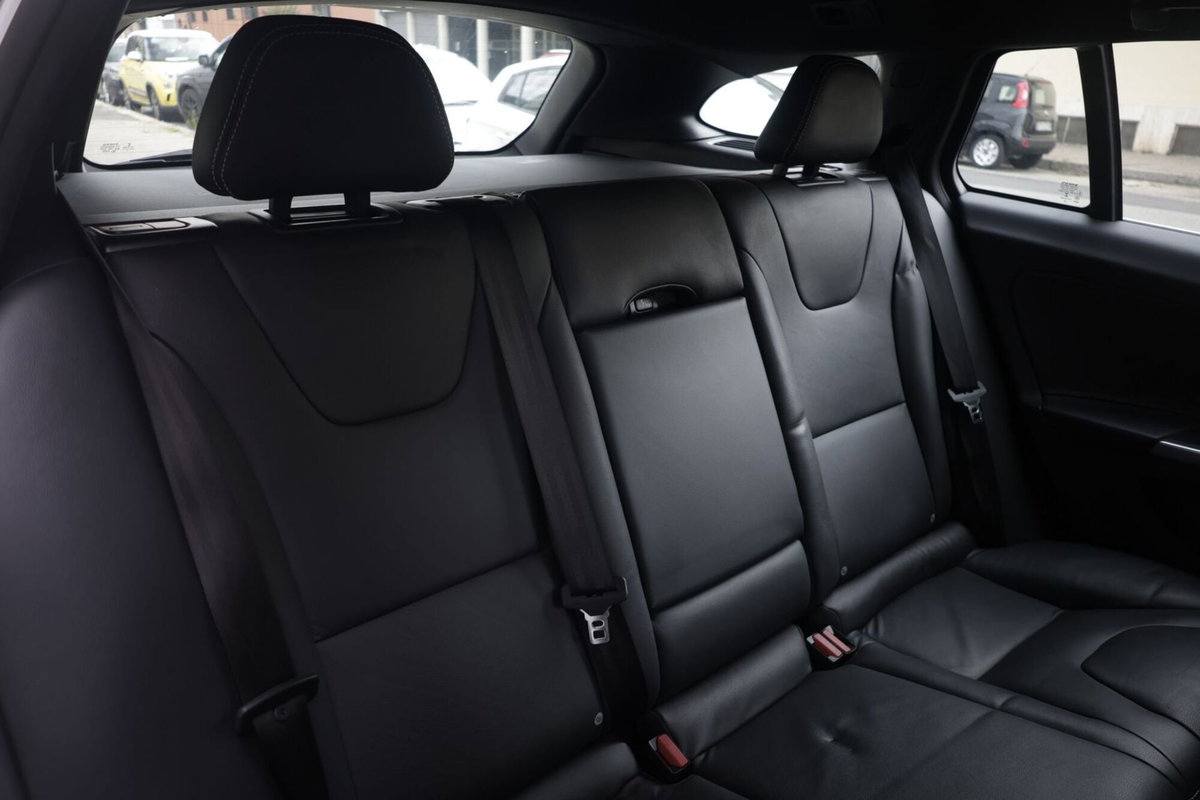 Volvo V60 D6 Twin Engine Geartronic Summum (13)