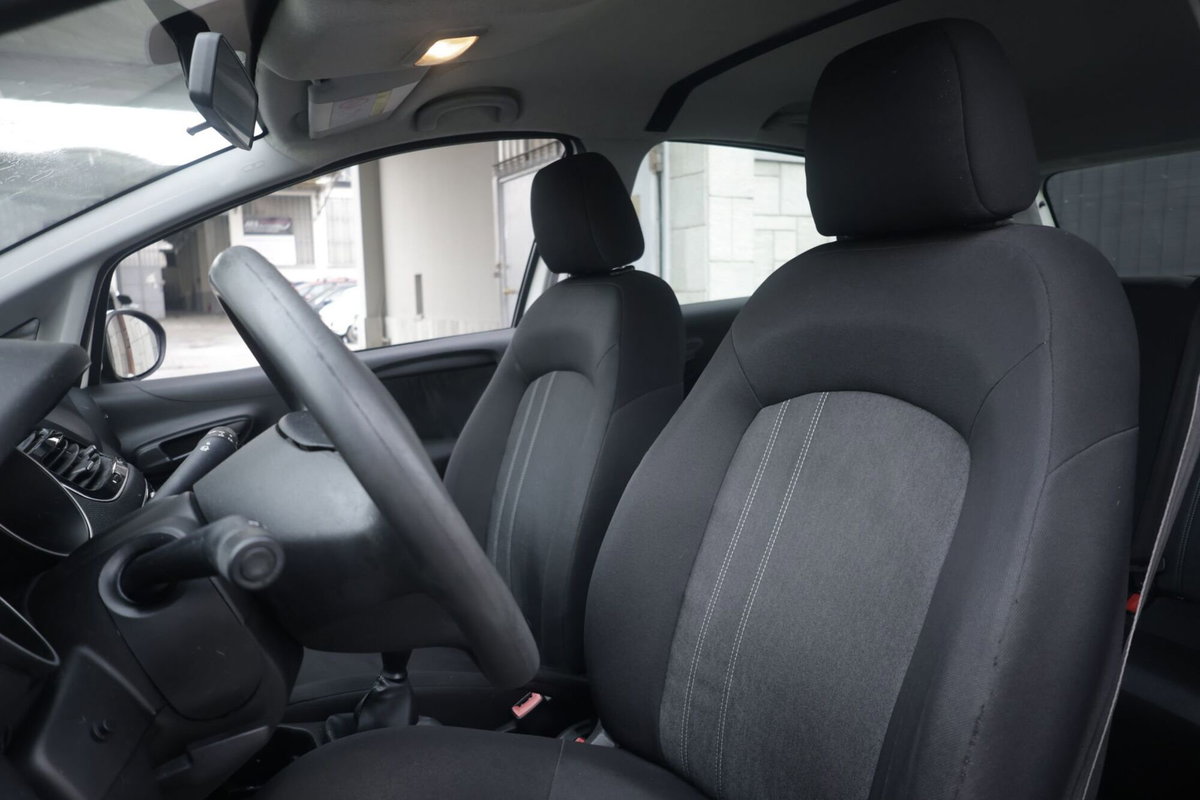 Fiat Punto 1.3 MJT II 75 CV 5 porte Lounge (16)