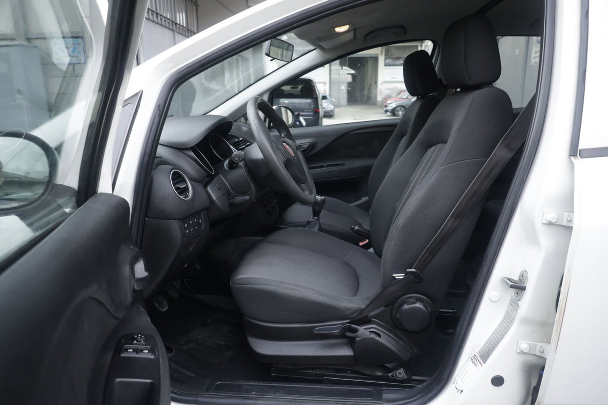 Fiat Punto 1.3 MJT II 75 CV 5 porte Lounge (17)