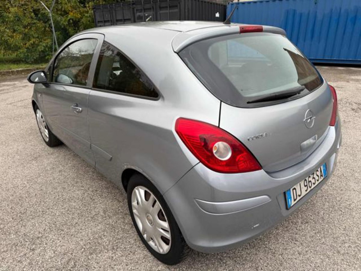 Opel Corsa 1.2 3 porte Sport (8)