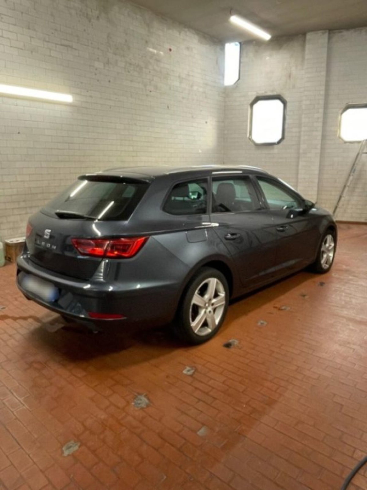 SEAT Leon ST 1.6 TDI 115 CV Business (18)
