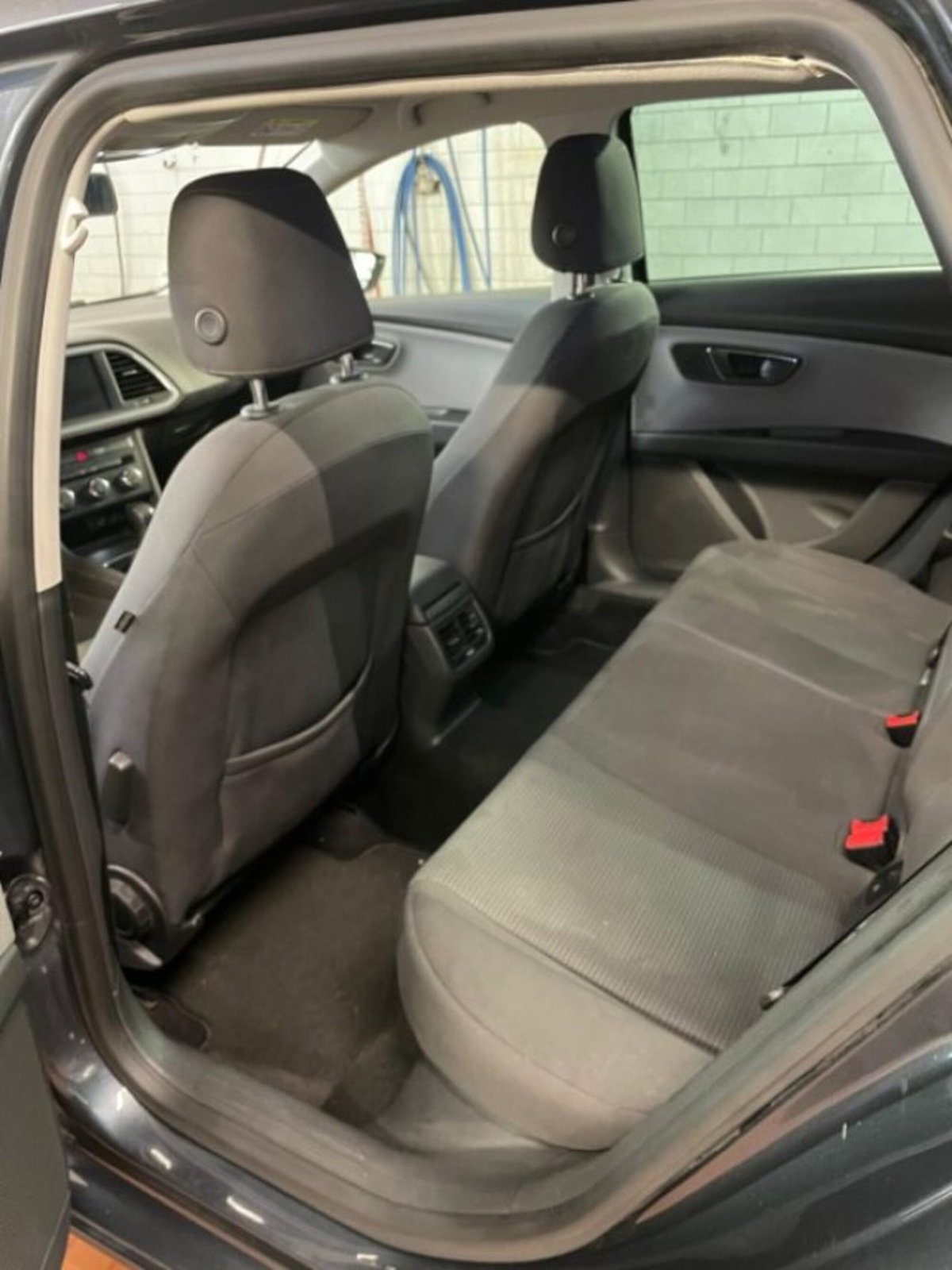 SEAT Leon ST 1.6 TDI 115 CV Business (2)