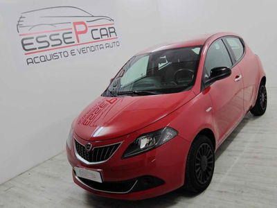 Lancia Ypsilon 1.0 FireFly 5 porte S&S Hybrid Ecochic Silver usata