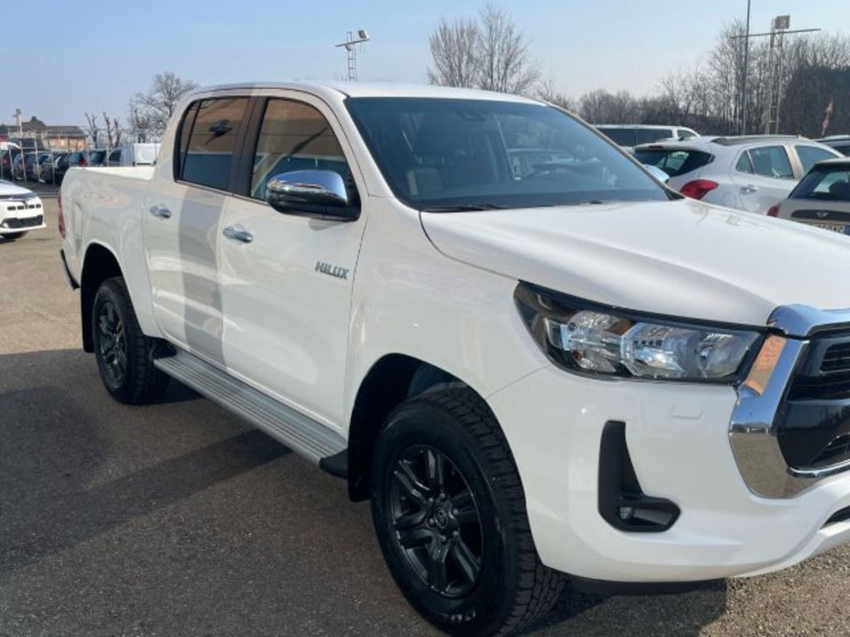 Toyota Hilux 2.8 d-4d 48V double cab Lounge auto (4)