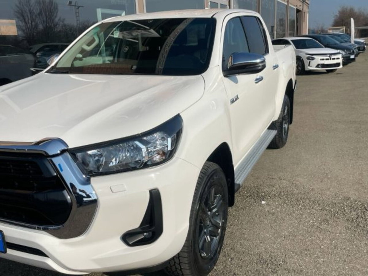 Toyota Hilux 2.8 d-4d 48V double cab Lounge auto (2)