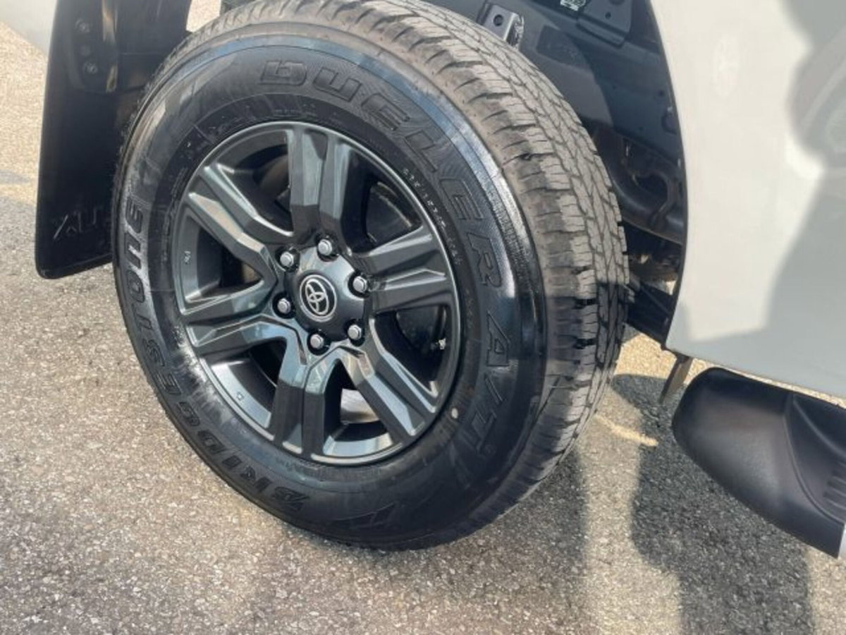 Toyota Hilux 2.8 d-4d 48V double cab Lounge auto (7)