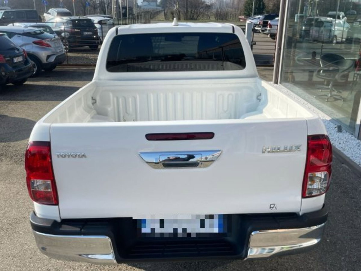Toyota Hilux 2.8 d-4d 48V double cab Lounge auto (8)