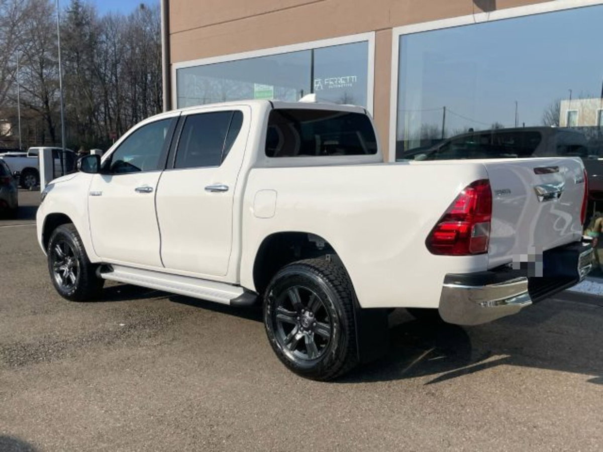 Toyota Hilux 2.8 d-4d 48V double cab Lounge auto (9)