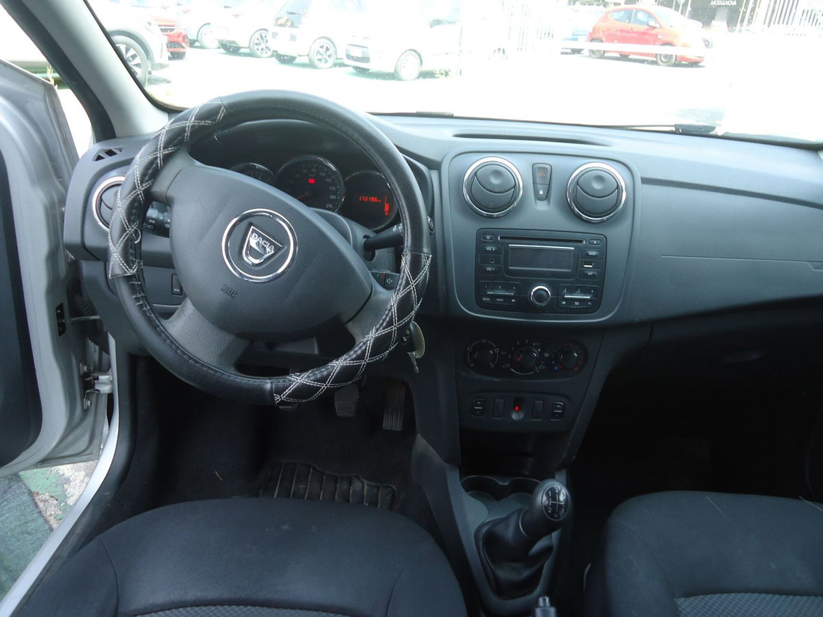 Dacia Sandero 1.5 dCi 75CV Lauréate (8)