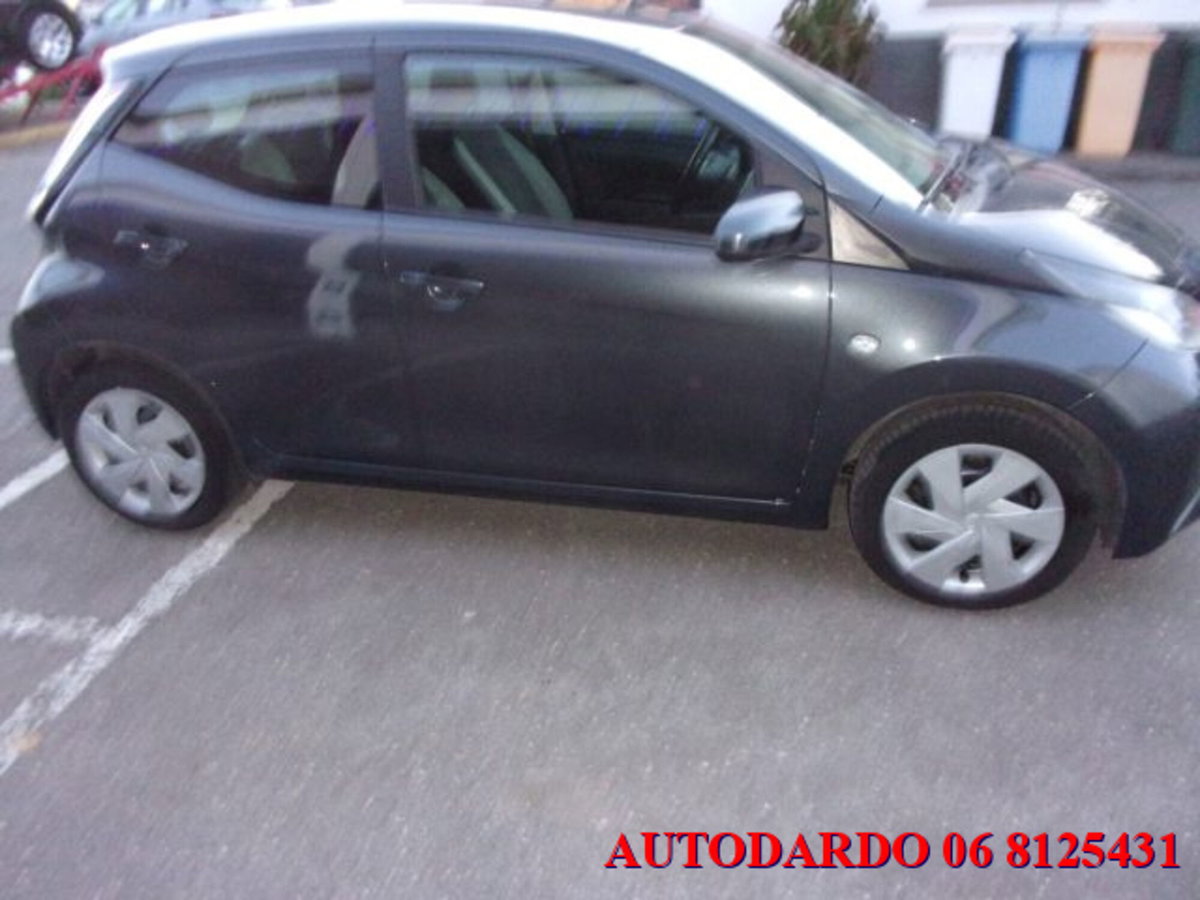Toyota Aygo 1.0 VVT-i 69 CV 5 porte x-wave (10)