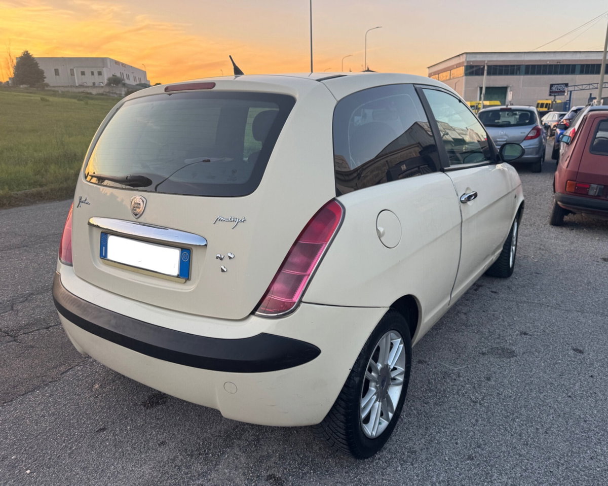 Lancia Ypsilon Multijet 16V Platino (5)