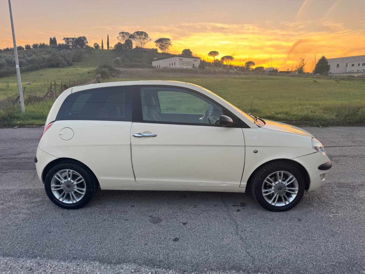 Lancia Ypsilon Multijet 16V Platino (6)