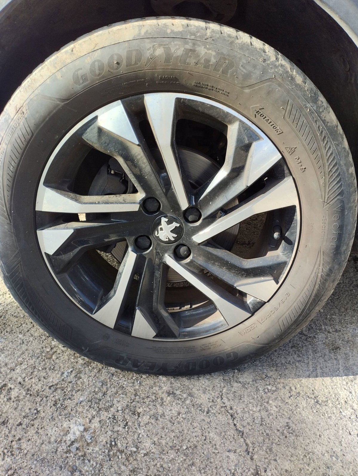 Peugeot 2008 PureTech 130 S&S EAT8 GT Pack (11)