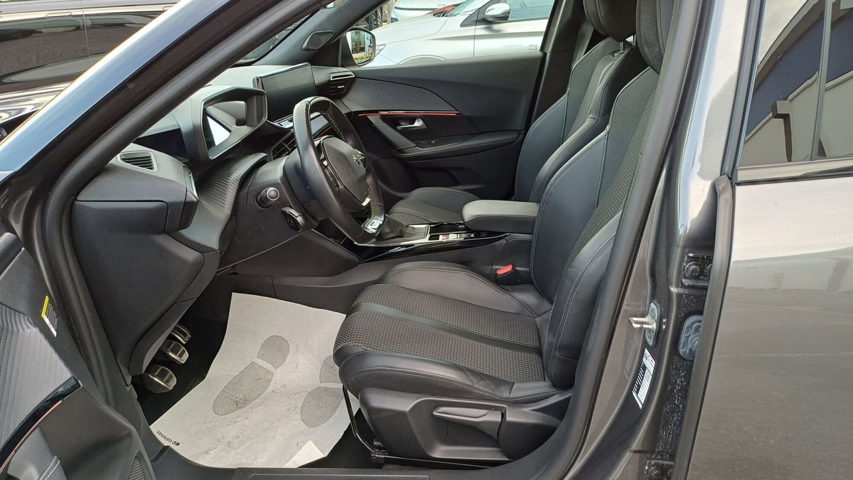 Peugeot 2008 BlueHDi 110 S&S GT (10)