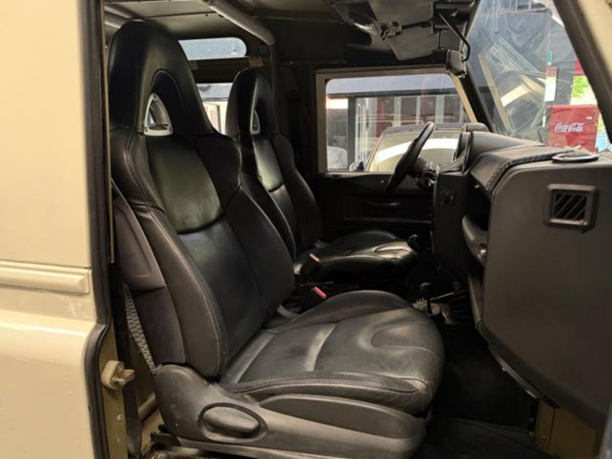 Land Rover Defender 90 2.0 SD4 AWD Auto (11)