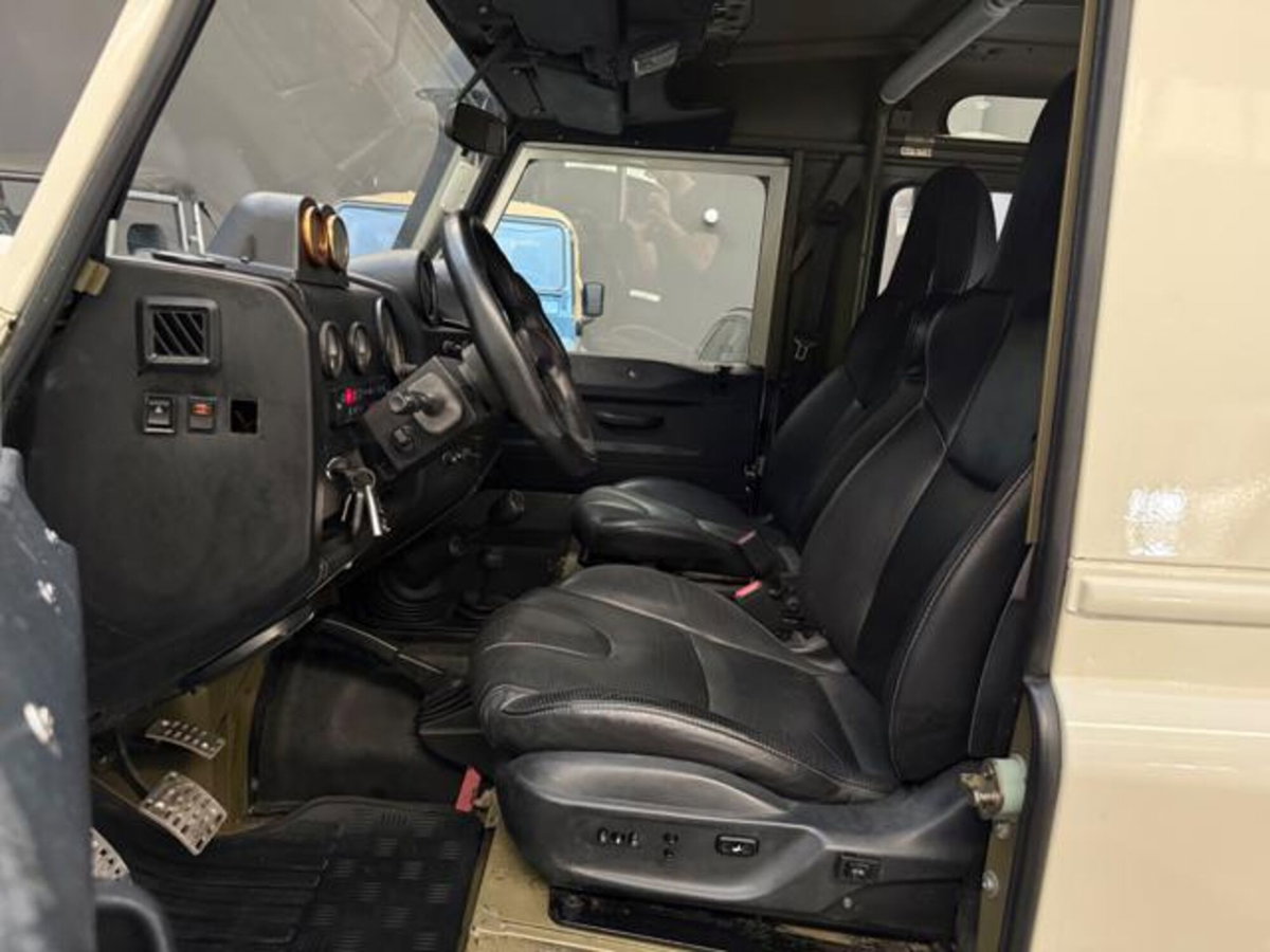 Land Rover Defender 90 2.0 SD4 AWD Auto (8)