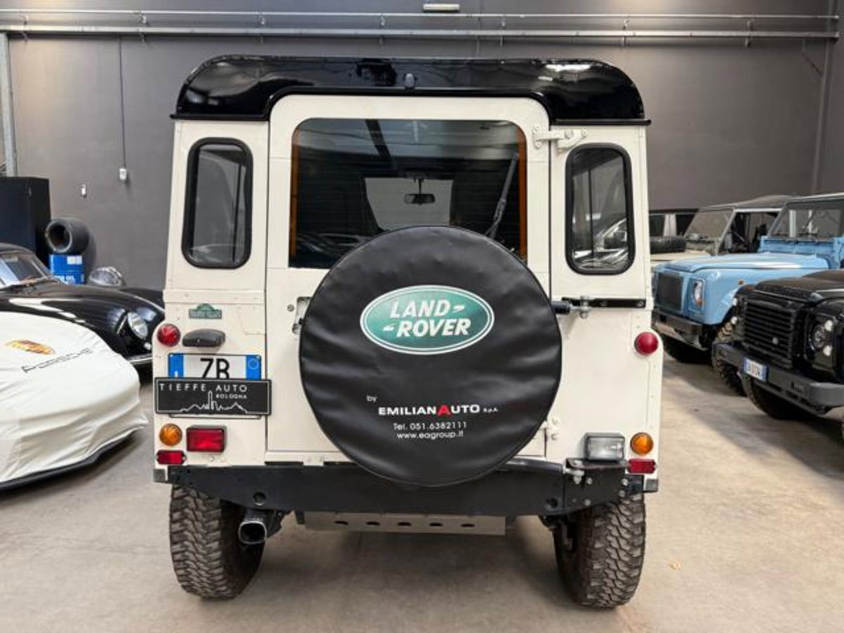 Land Rover Defender 90 2.0 SD4 AWD Auto (5)