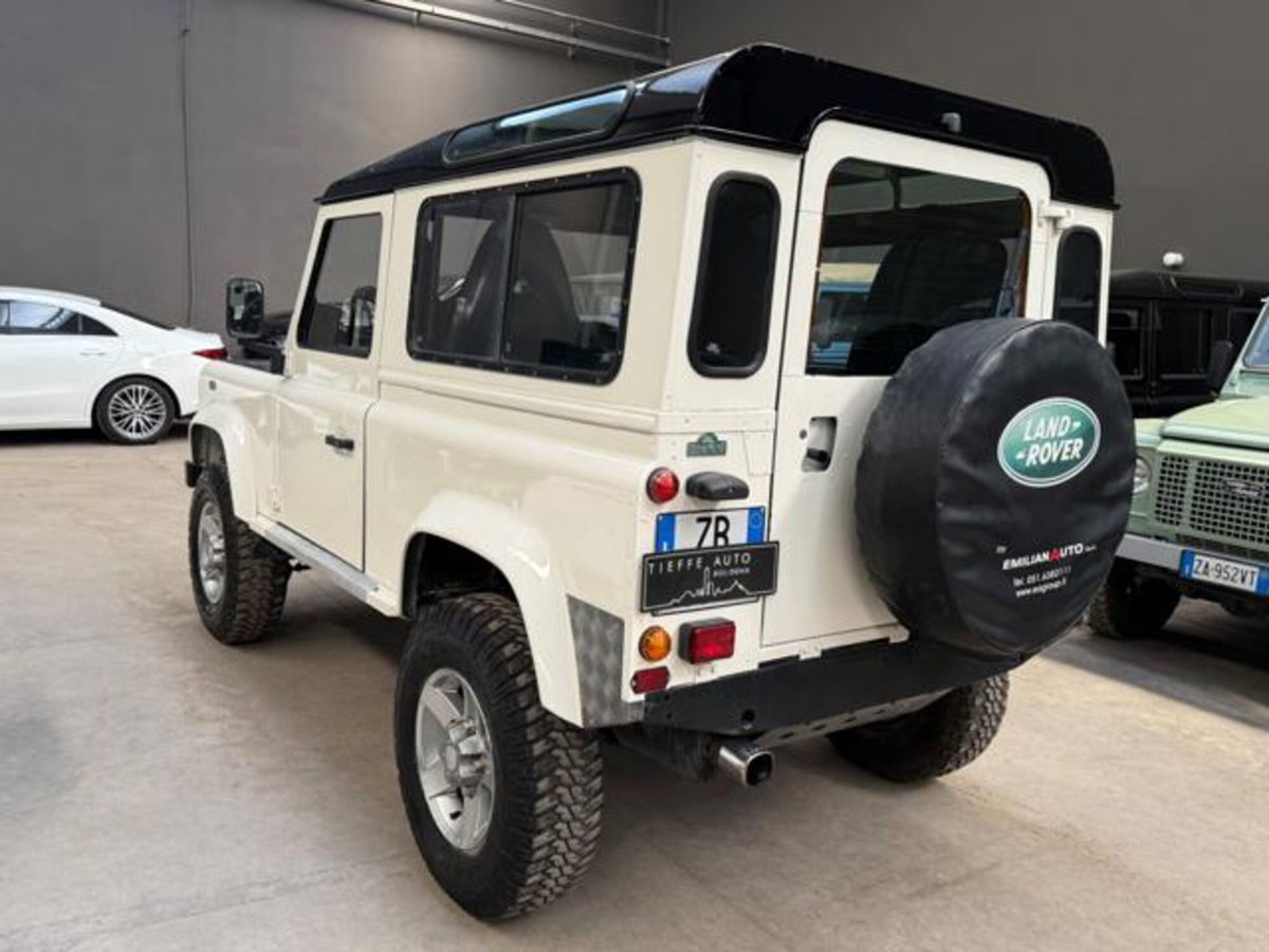 Land Rover Defender 90 2.0 SD4 AWD Auto (6)