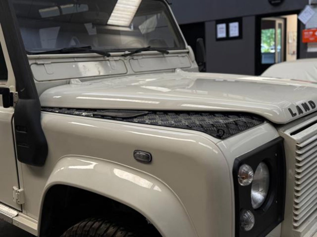 Land Rover Defender 90 2.0 SD4 AWD Auto (7)