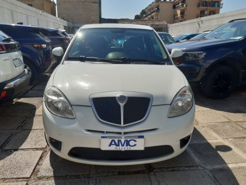 Lancia Ypsilon 1.3 MJT 75 CV Versus