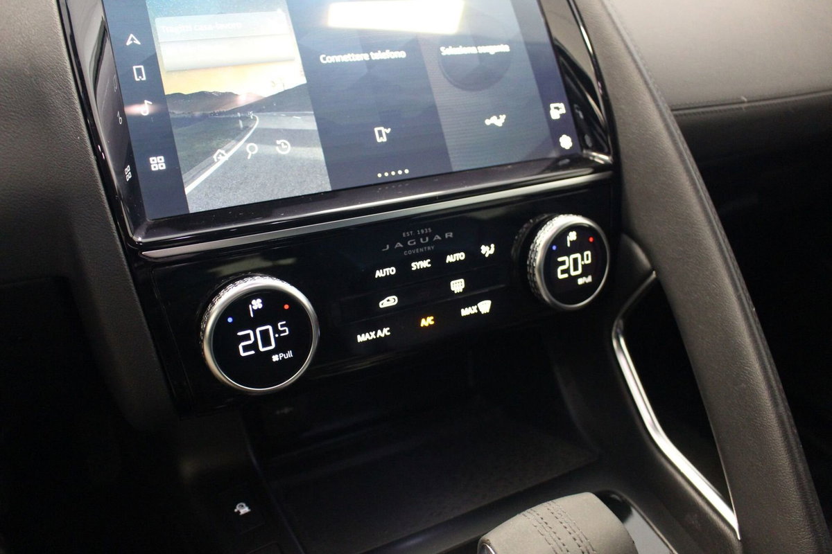 Jaguar E-Pace 2.0D I4 163 CV AWD Auto (14)