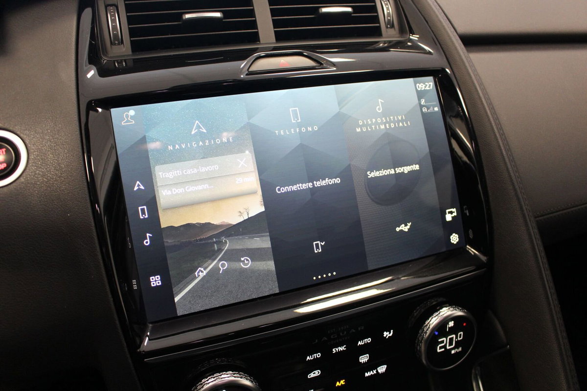 Jaguar E-Pace 2.0D I4 163 CV AWD Auto (17)