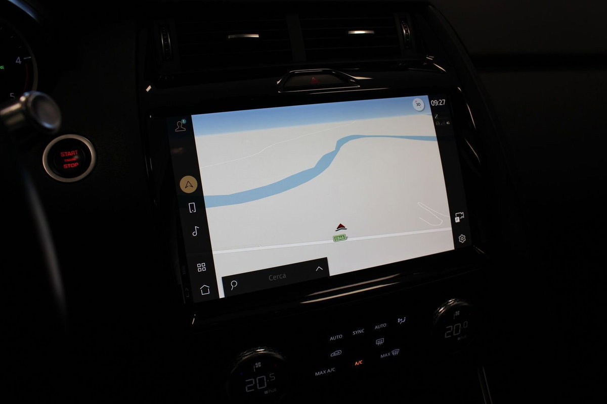 Jaguar E-Pace 2.0D I4 163 CV AWD Auto (18)