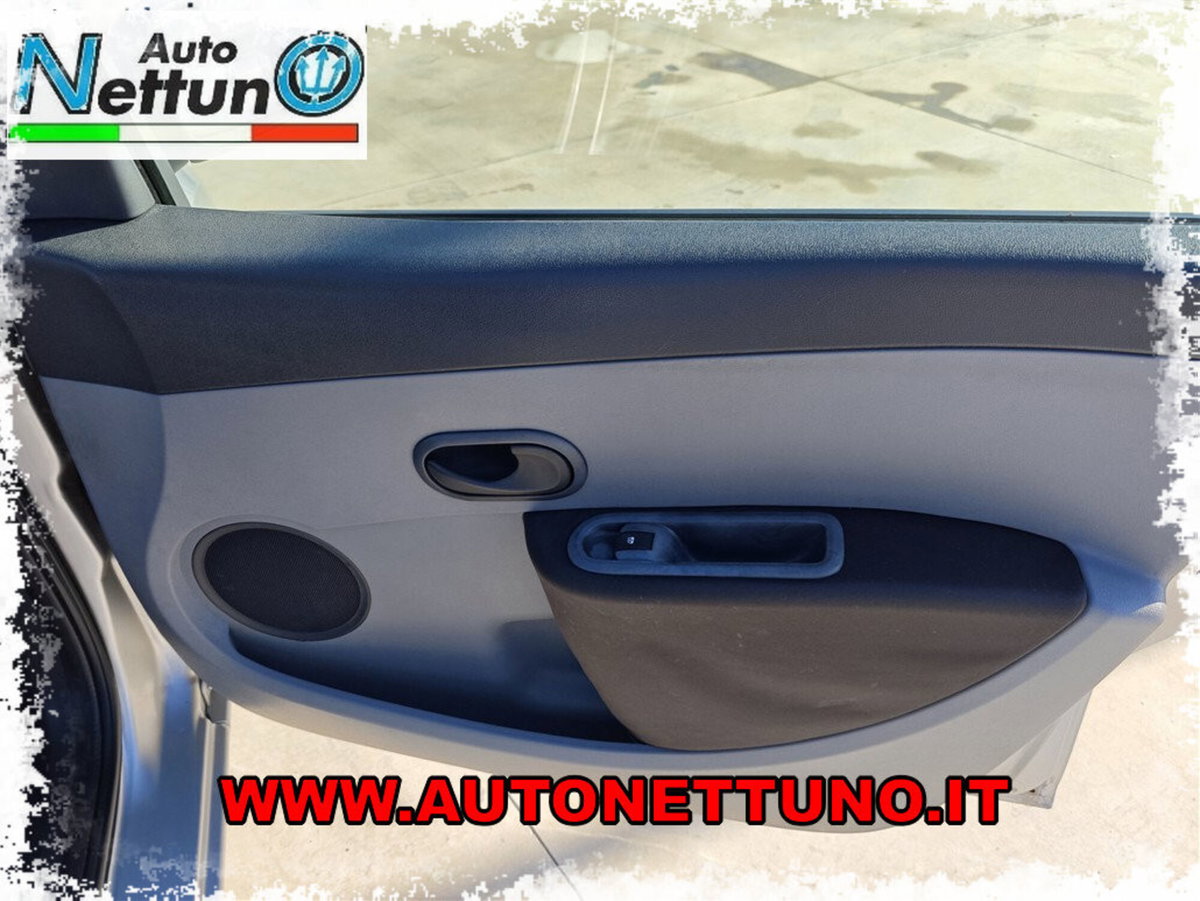 Renault Clio Storia 1.2 16V 5 porte Dynamique (16)