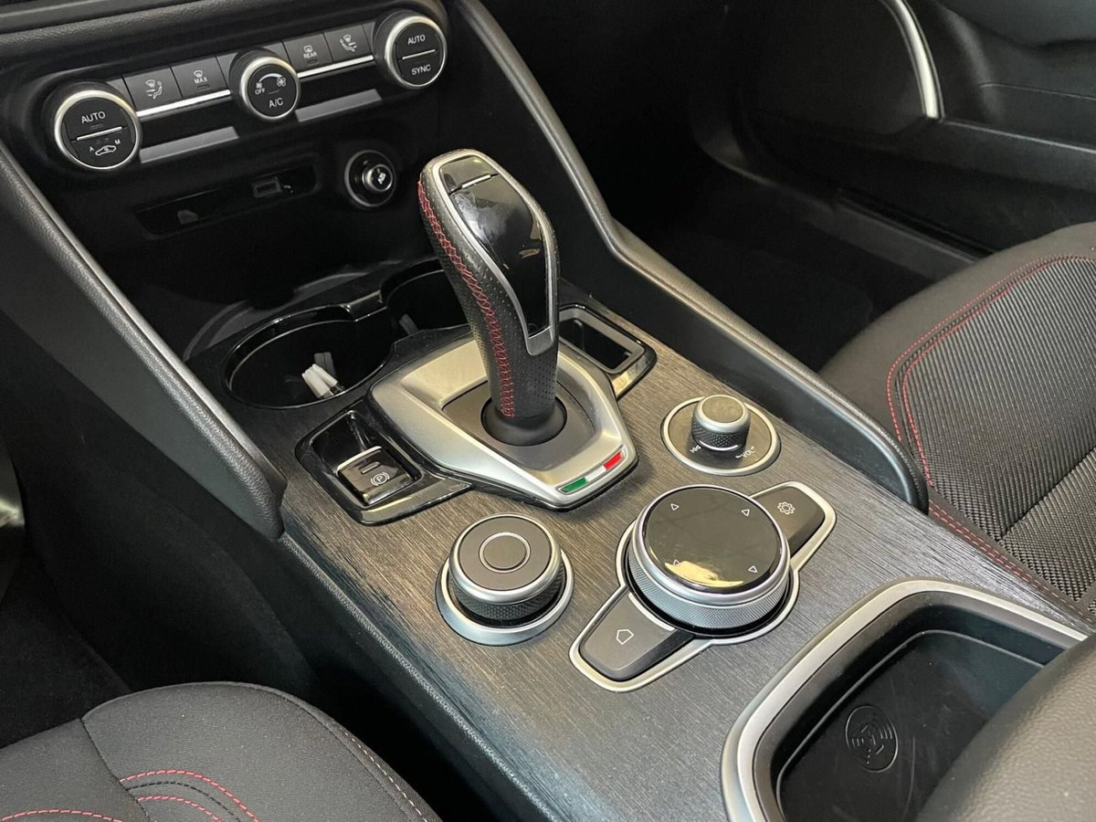 Alfa Romeo Giulia 2.2 Turbodiesel 160 CV AT8 Business (12)