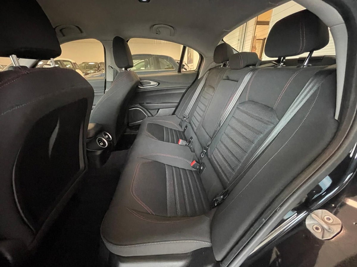 Alfa Romeo Giulia 2.2 Turbodiesel 160 CV AT8 Business (14)