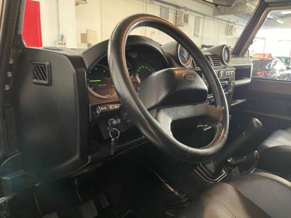 Land Rover Defender 90 2.4 TD4 Station Wagon Limited Edition N1 (10)