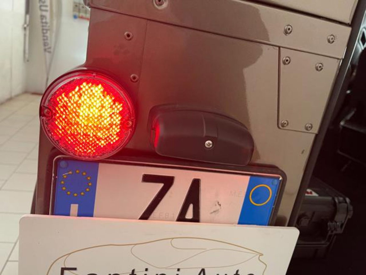 Land Rover Defender 90 2.4 TD4 Station Wagon Limited Edition N1 (12)