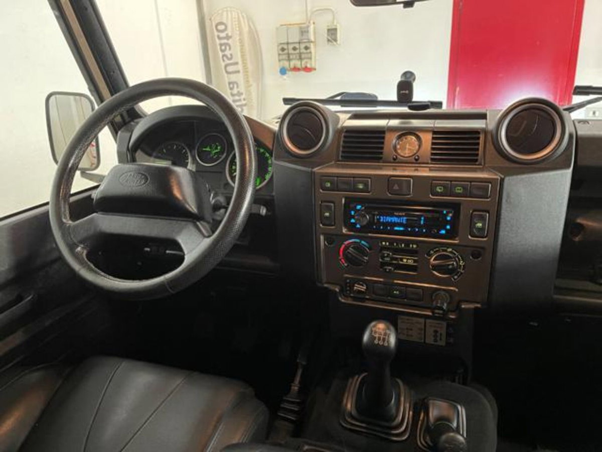 Land Rover Defender 90 2.4 TD4 Station Wagon Limited Edition N1 (15)