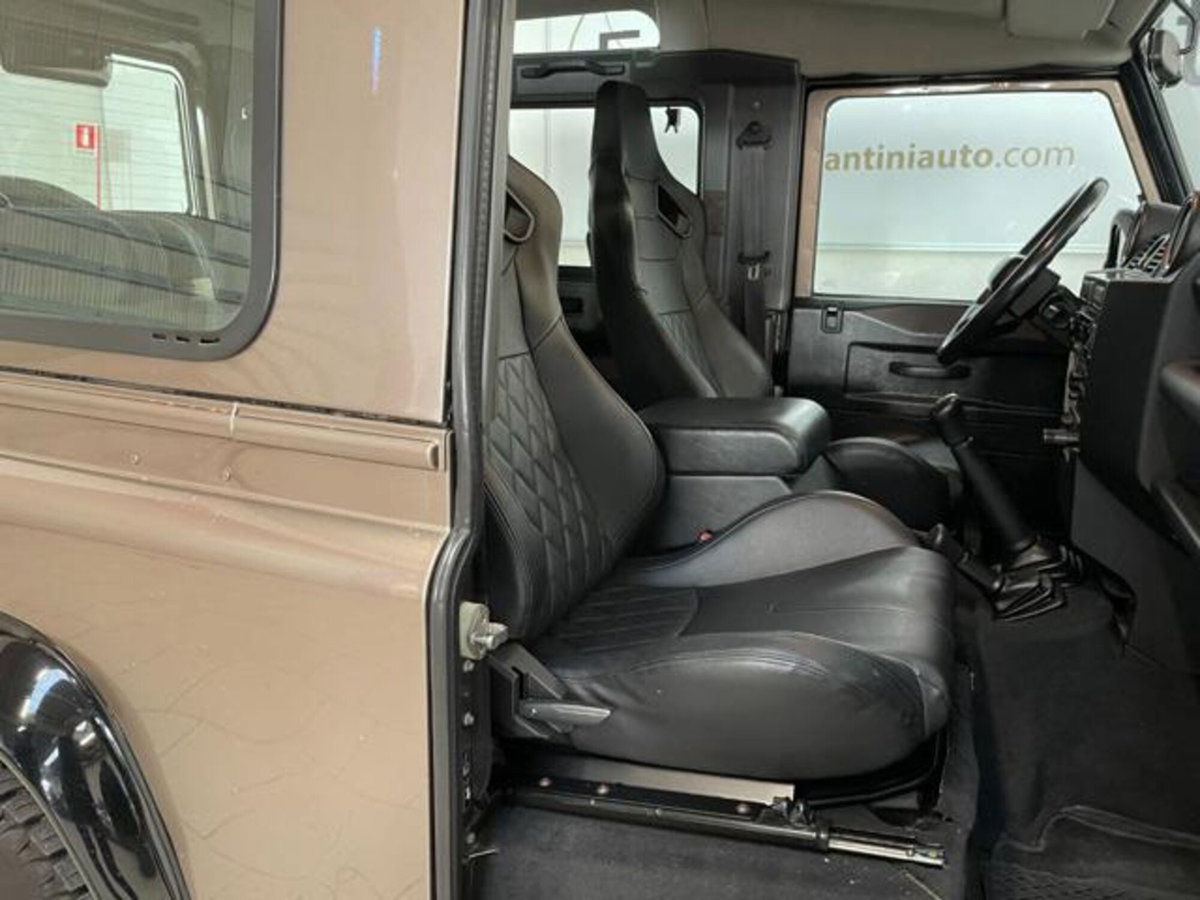 Land Rover Defender 90 2.4 TD4 Station Wagon Limited Edition N1 (17)