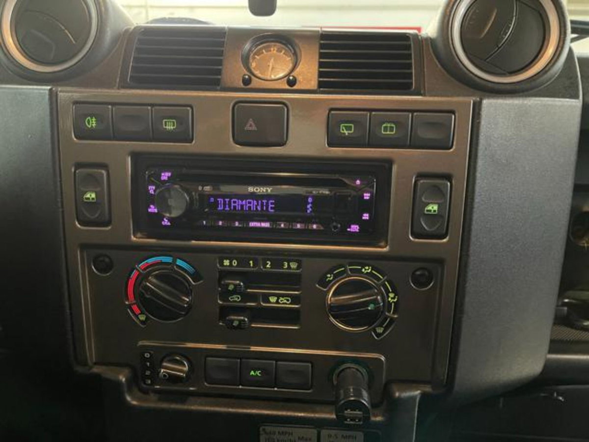 Land Rover Defender 90 2.4 TD4 Station Wagon Limited Edition N1 (20)