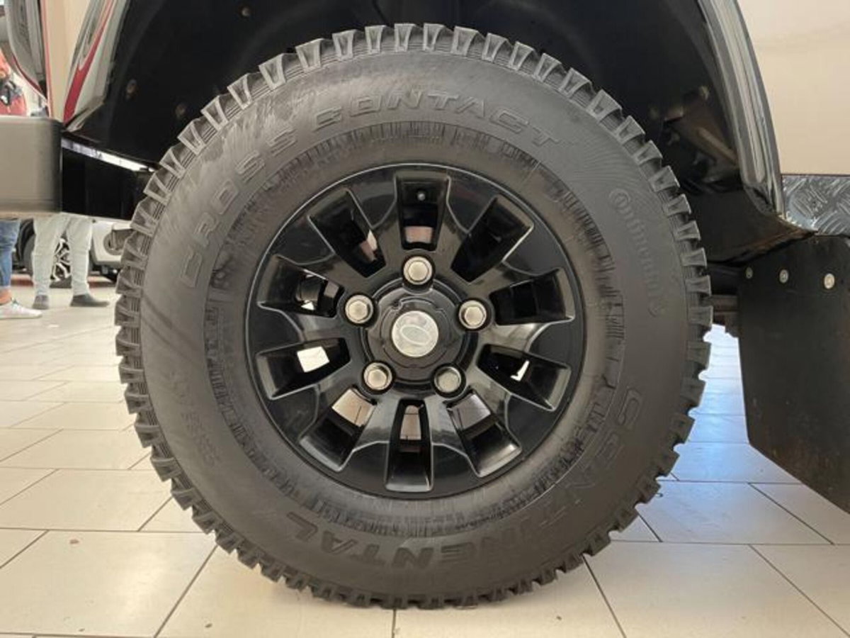 Land Rover Defender 90 2.4 TD4 Station Wagon Limited Edition N1 (9)