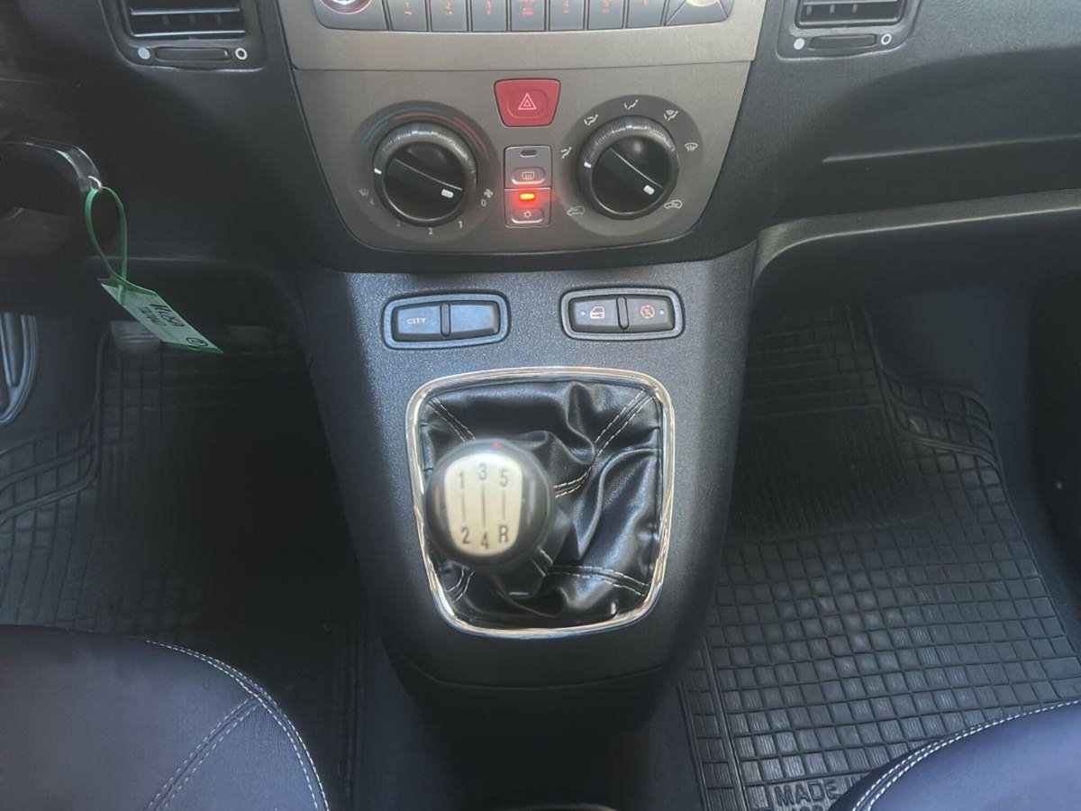 Lancia Musa 1.3 Mjt 16V 95 CV DPF Oro (16)