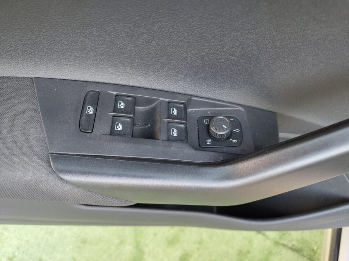 Volkswagen Taigo 1.0 tsi Life 95cv (5)
