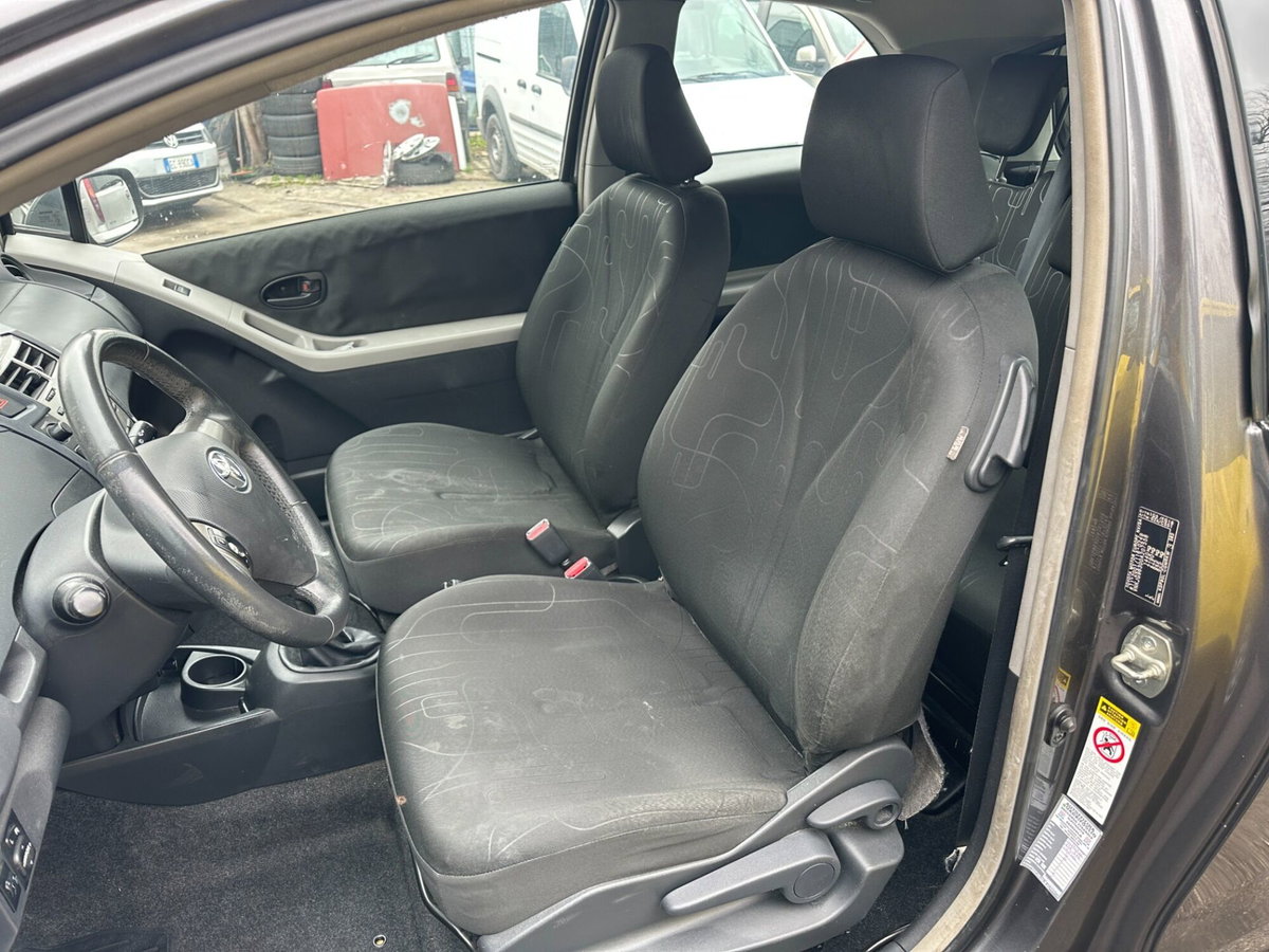 Toyota Yaris 1.0 3 porte (10)