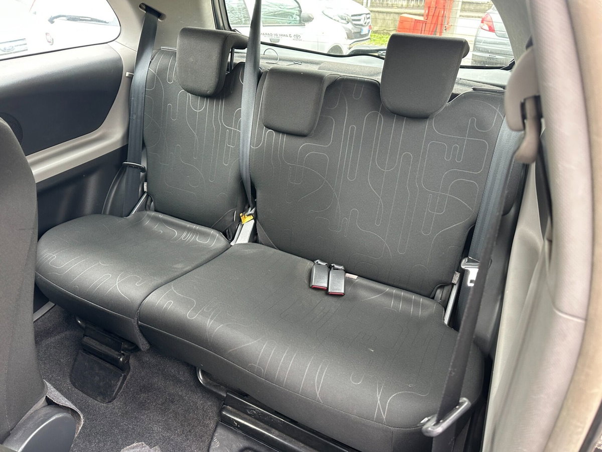 Toyota Yaris 1.0 3 porte (11)