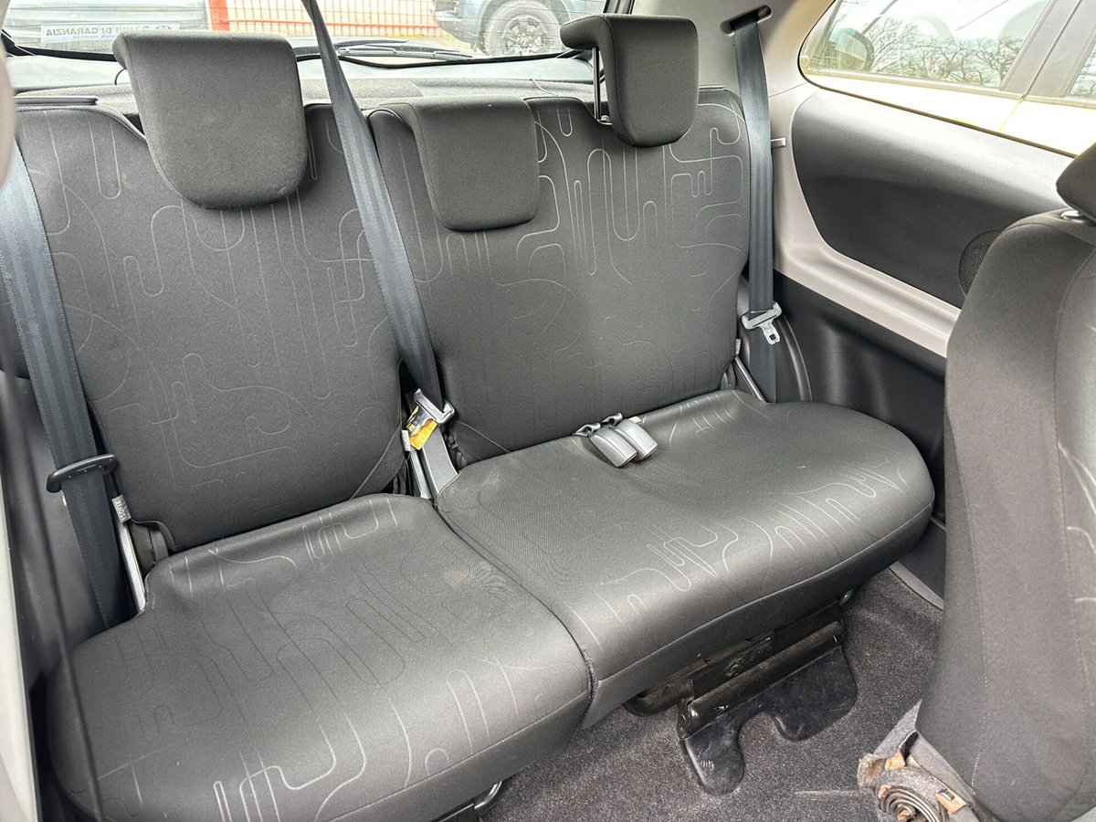 Toyota Yaris 1.0 3 porte (13)