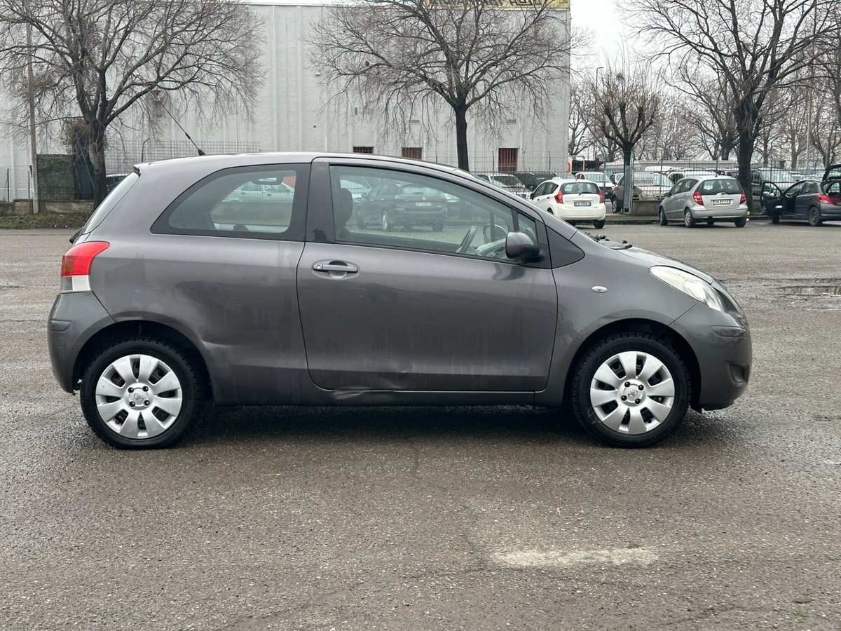 Toyota Yaris 1.0 3 porte (4)