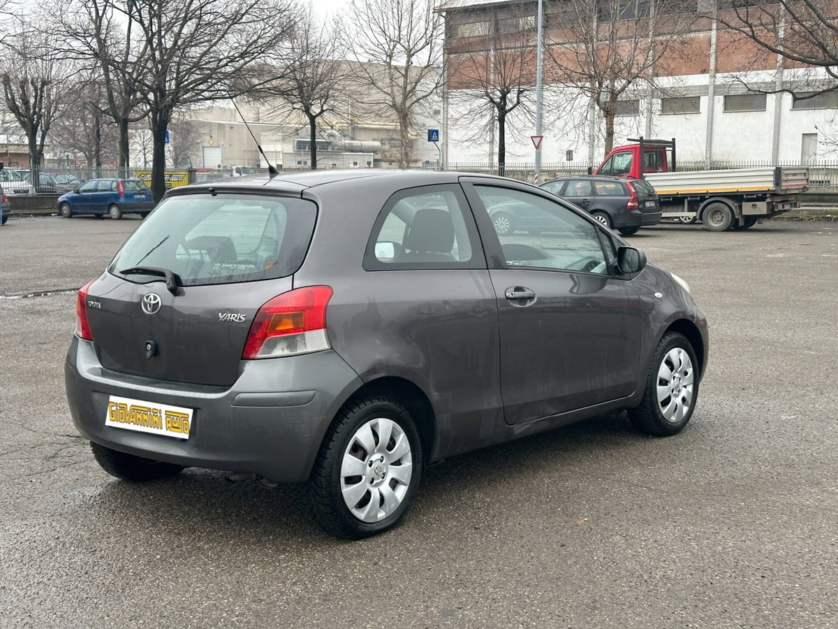 Toyota Yaris 1.0 3 porte (5)