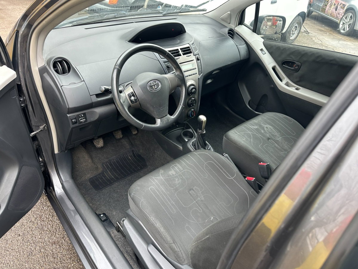 Toyota Yaris 1.0 3 porte (9)